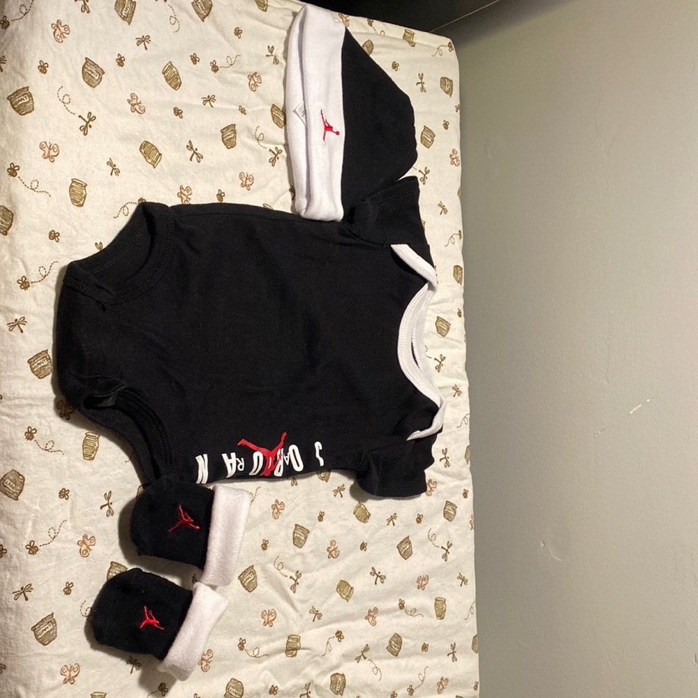Black & white baby Jordan clothes set